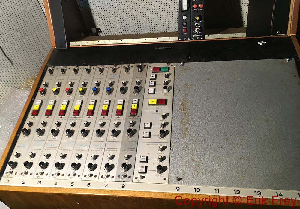 Pult_for_Monitorsystem_(Danmarks_Radio).jpg
