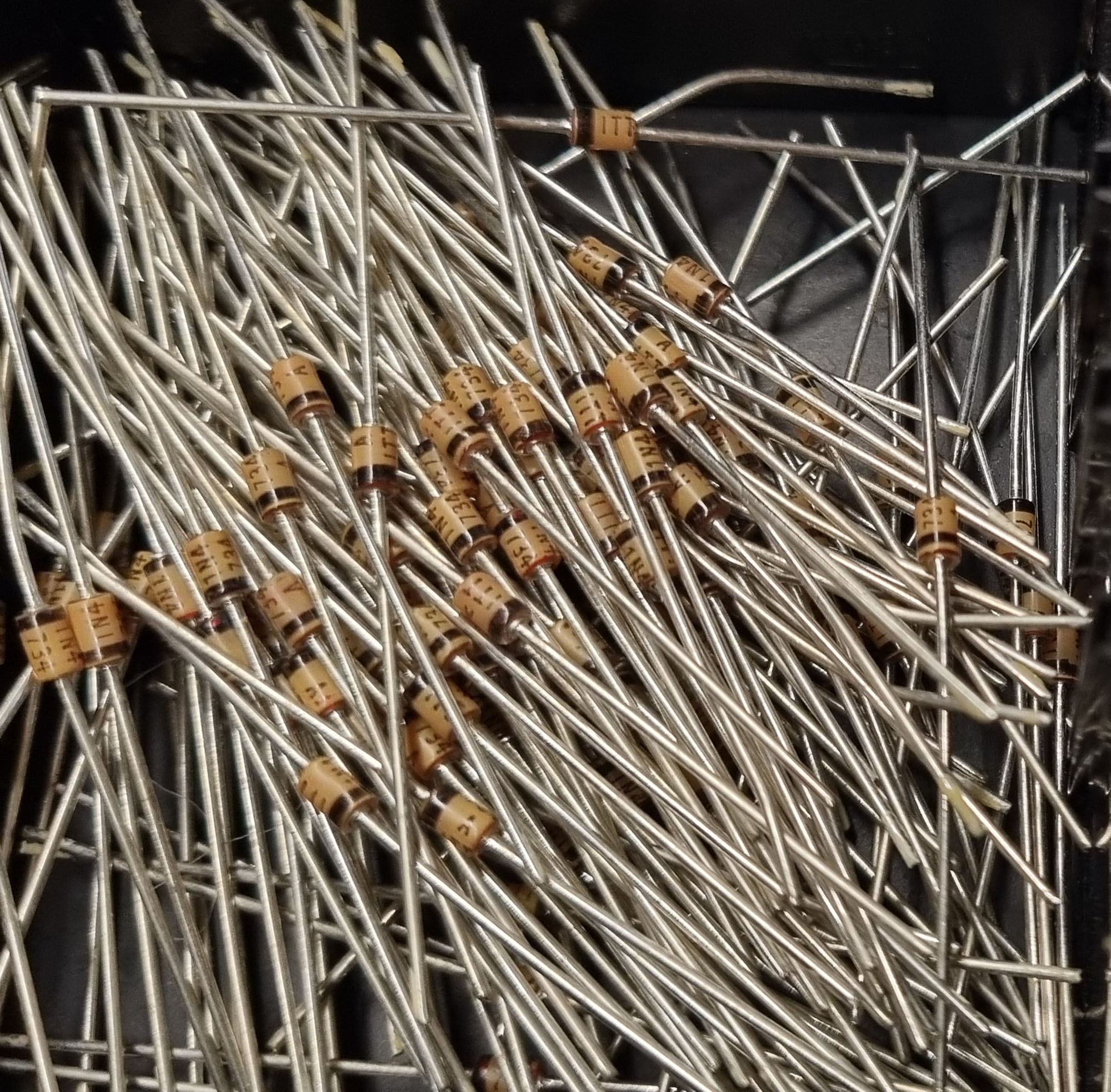 Diode 1N4734A - hovedbillede
